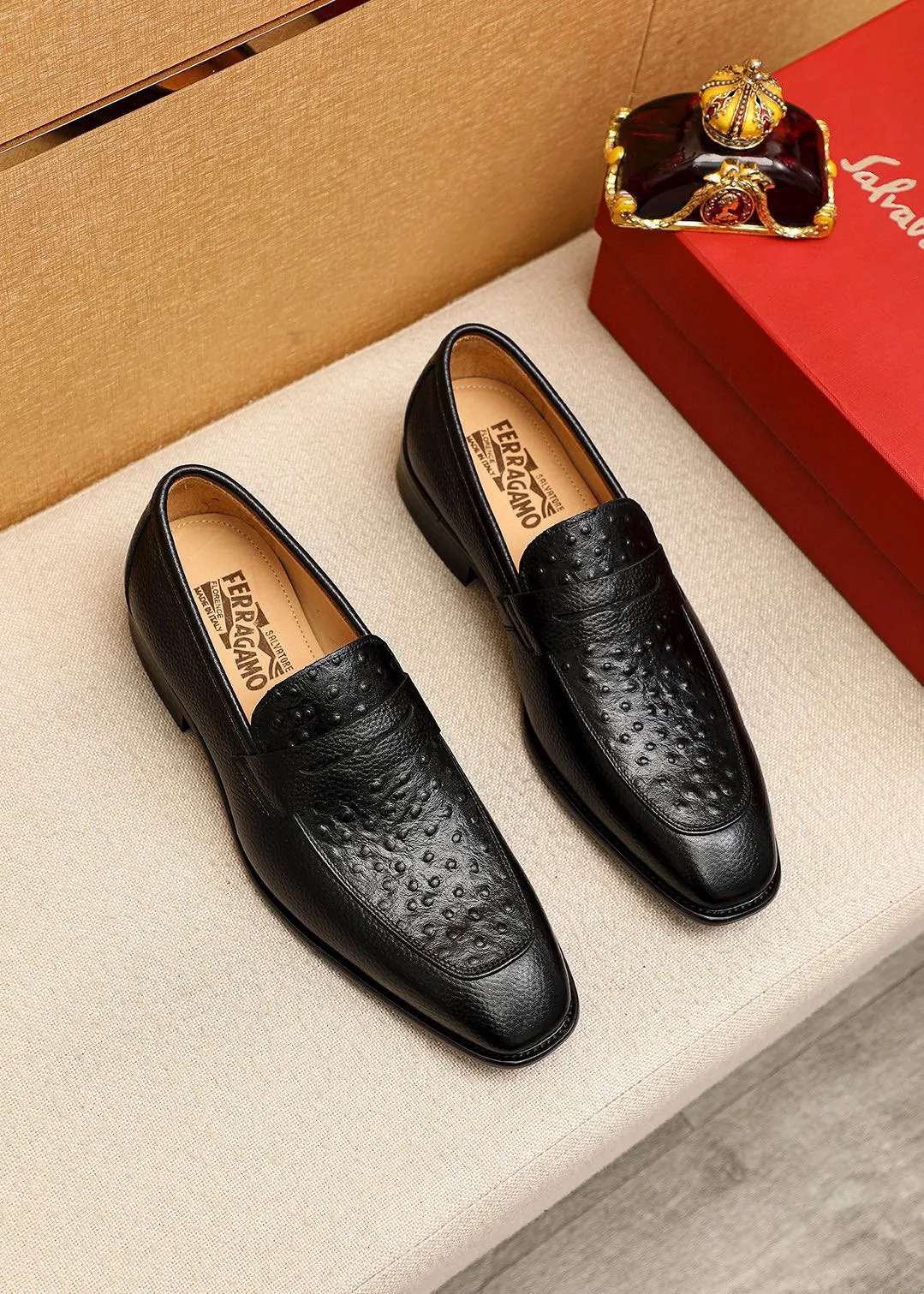 Men's shoes 💰480💰 Product trademark: Ferragamo "Ferragamo" casual leather shoes Regular size: 38-44 (45🉑️customized) Product materials: Selected imported first-layer calfskin embroidered upper, imported water-dyed cowhide leather lining. Strong three-dimensional visual effect, combined outsole Color: 1⃣️color optional